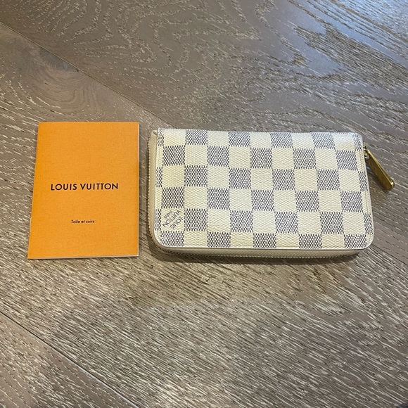 Louis Vuitton Authentic Zippy Wallet - Picture 3 of 15